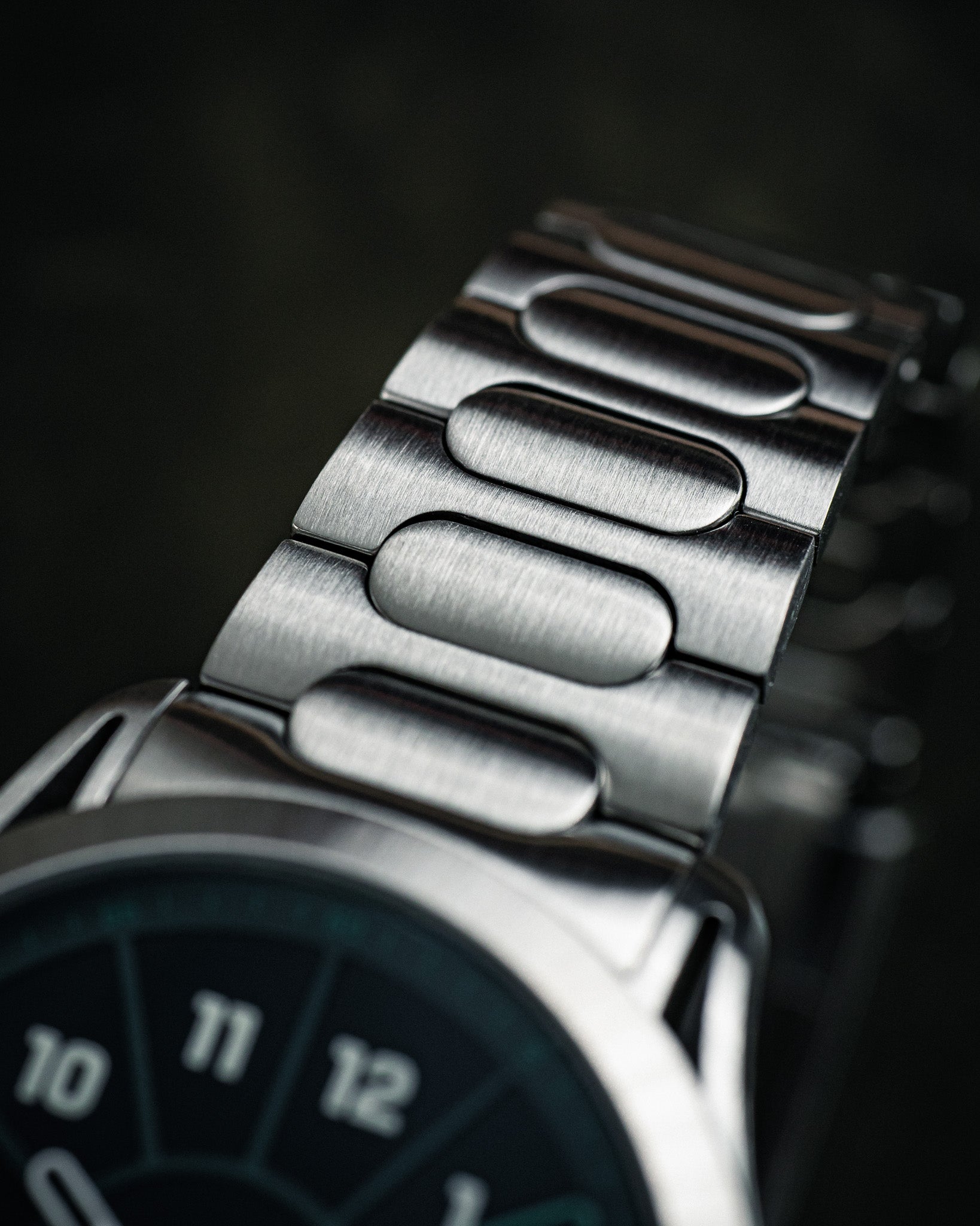 Close-up of the brushed steel O-link bracelet on the SLOMO Watches Glance.